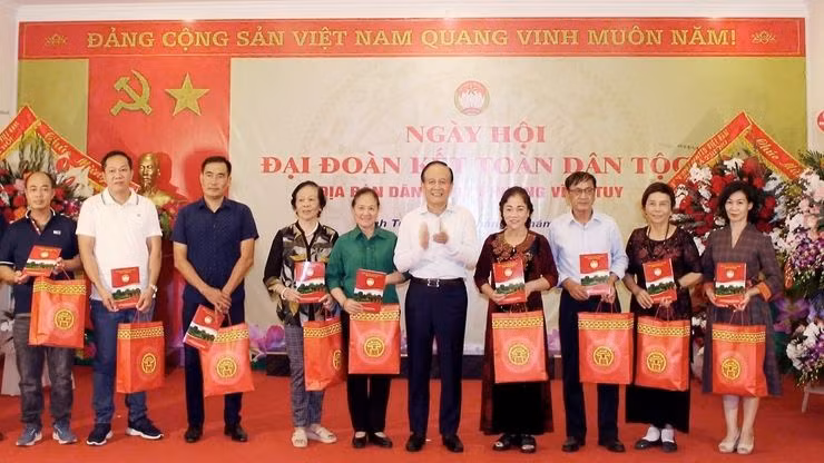 Đồng chí Nguyễn Ngọc Tuấn, Chủ tịch Hội đồng nhân dân thành phố tặng quà gia đình văn hóa tiêu biểu tại Ngày hội Đại đoàn kết của địa bàn dân cư số 17, phường Vĩnh Tuy. (Ảnh: ĐH)