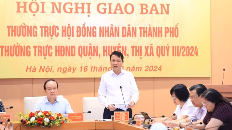 Phó Chủ tịch Hội đồng nhân dân thành phố Phạm Quí Tiên điều hành phần thảo luận