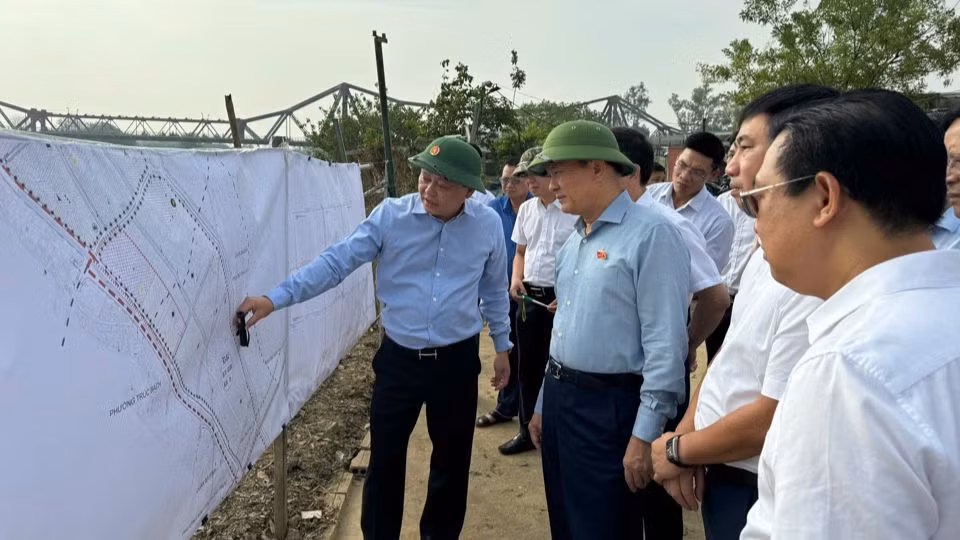 Chủ tịch Hội đồng nhân dân thành phố Nguyễn Ngọc Tuấn khảo sát khu vực đất bãi ven sông thuộc địa bàn phường Phúc Xá (quận Ba Đình, Hà Nội)
