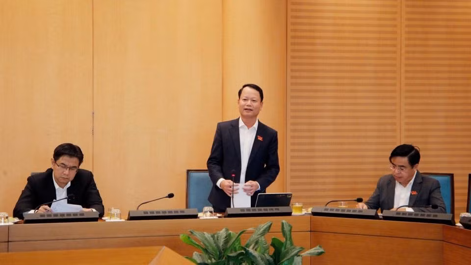 Đại biểu Phùng Tân Nhị (tổ huyện Ba Vì) nêu thực trạng đẩy giá đất đấu giá cao rồi bỏ cọc. 