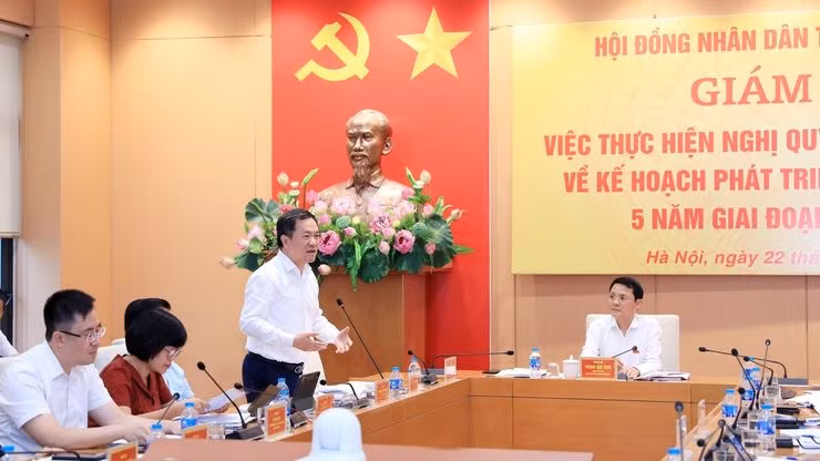 Trưởng ban Đô thị, Hội đồng nhân dân thành phố Đàm Văn Huân trao đổi về tiến độ thực hiện Kế hoạch đầu tư công trung hạn 5 năm 2021-2025.