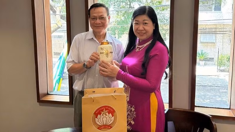 Chủ tịch Ủy ban Mặt trận Tổ quốc Việt Nam thành phố Hà Nội Nguyễn Lan Hương tặng quà ông Nguyễn Văn Nghĩa - Việt kiều sinh sống và làm việc tại Rio de Janeiro.