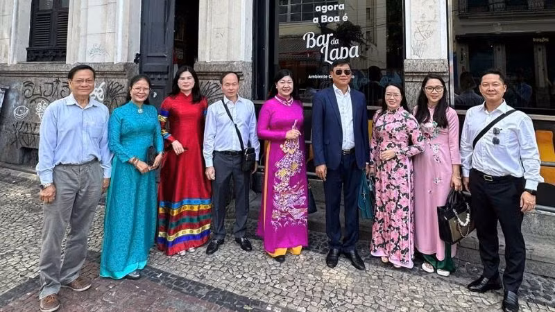 Đoàn công tác của thành phố Hà Nội đến thăm khu phố Lapa (thành phố Rio de Janeiro, Brazil) - nơi Chủ tịch Hồ Chí Minh từng làm việc. Đoàn công tác của thành phố Hà Nội đến thăm khu phố Lapa (thành phố Rio de Janeiro, Brazil) - nơi Chủ tịch Hồ Chí Minh từng làm việc.