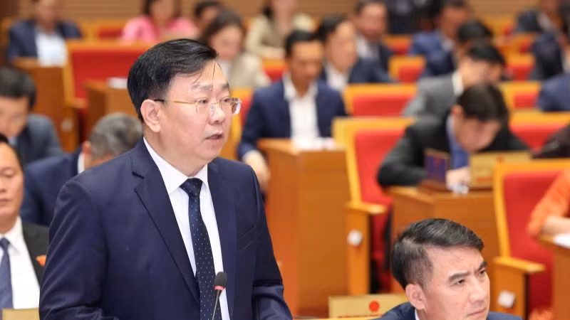 Giám đốc Sở Xây dựng Hà Nội Võ Nguyên Phong trả lời chất vấn của đại biểu Hội đồng nhân dân thành phố.