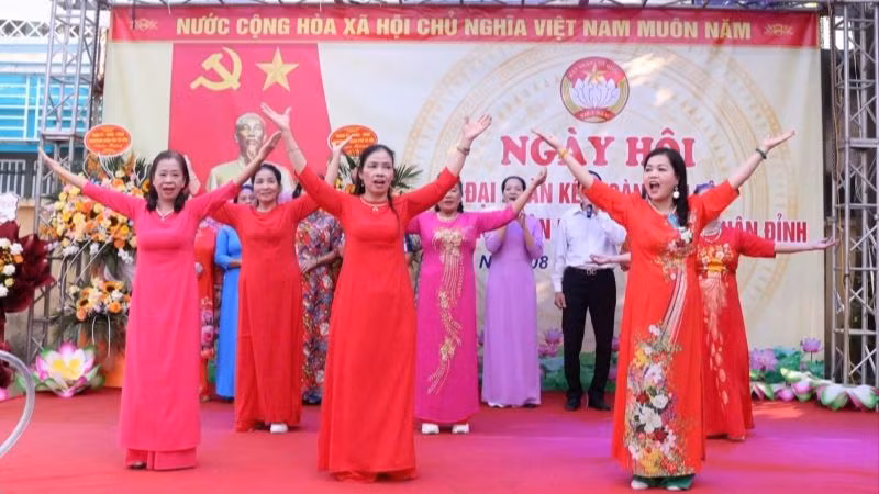 Nhân dân tổ dân phố Xuân Lộc 1, phường Xuân Đỉnh biểu diễn văn nghệ tại Ngày hội Đại đoàn kết. (Ảnh: Hiền Phương) Nhân dân tổ dân phố Xuân Lộc 1, phường Xuân Đỉnh biểu diễn văn nghệ tại Ngày hội Đại đoàn kết. (Ảnh: Hiền Phương)