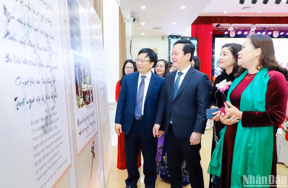 Các đại biểu tham quan trưng bày các tác phẩm của nữ sĩ Hồ Xuân Hương.