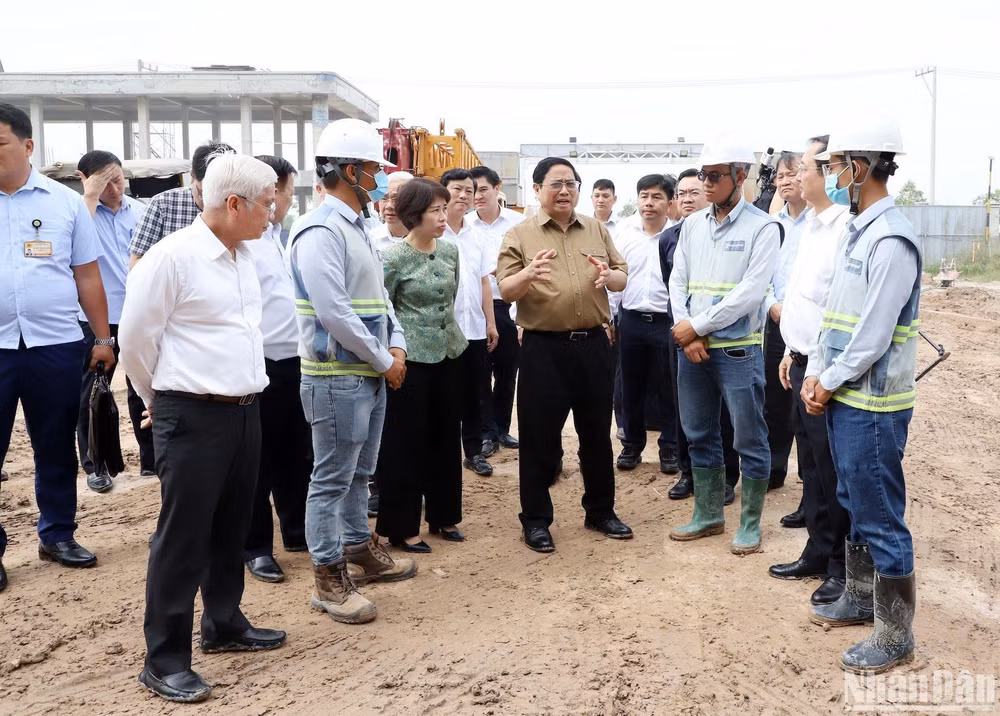 Thủ tướng Chính phủ Phạm Minh Chính thăm hỏi công nhân đang thi công Nhà máy 2 Công ty TNHH Paihong Việt Nam tại khu công nghiệp Bàu Bàng. Thủ tướng Chính phủ Phạm Minh Chính thăm hỏi công nhân đang thi công Nhà máy 2 Công ty TNHH Paihong Việt Nam tại khu công nghiệp Bàu Bàng.