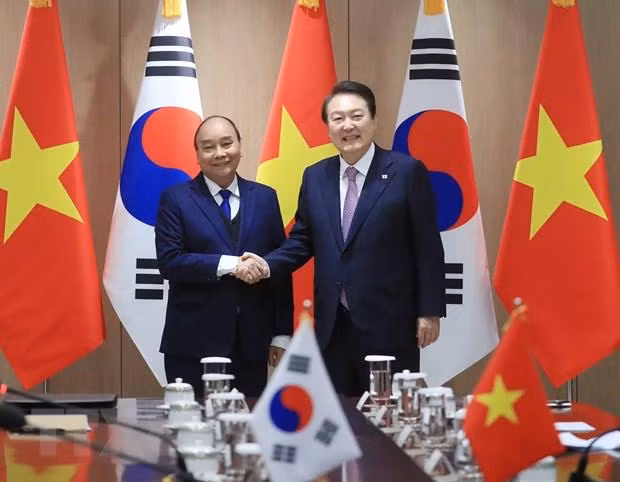 Chủ tịch nước Nguyễn Xuân Phúc và Tổng thống Hàn Quốc Yoon Suk Yeol tại buổi hội đàm. (Ảnh: TTXVN)