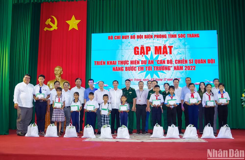 Lãnh đạo Bộ đội Biên phòng, các sở, ngành tỉnh Sóc Trăng và các em học sinh chụp hình lưu niệm tại buổi gặp mặt.