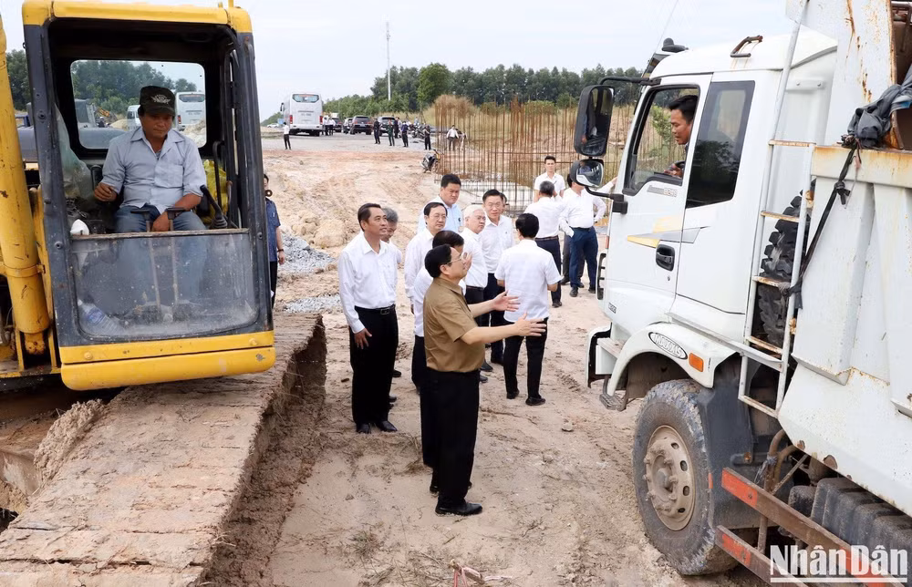 Thủ tướng Chính phủ Phạm Minh Chính thăm hỏi công nhân đang thi công công trình giao thông trên địa bàn thị xã Bến Cát. Thủ tướng Chính phủ Phạm Minh Chính thăm hỏi công nhân đang thi công công trình giao thông trên địa bàn thị xã Bến Cát.