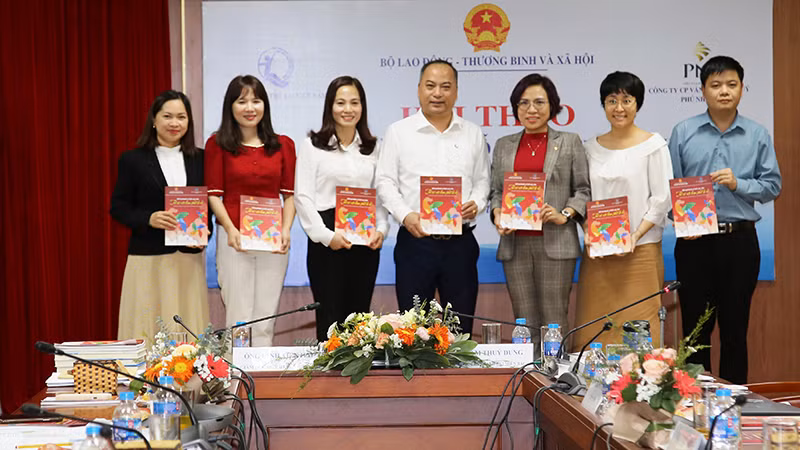 Đại diện Quỹ Bảo trợ trẻ em Việt Nam và nhóm tác giả biên soạn tài liệu “Hỗ trợ hành vi tích cực cho trẻ có rối loạn phổ tự kỷ”. (Ảnh: NFVC)