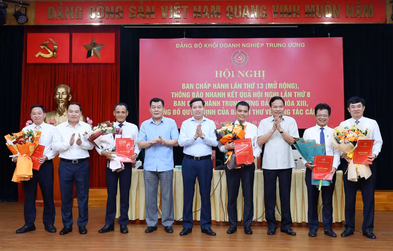 Ban Thường vụ Đảng ủy Khối chúc mừng các đồng chí được Ban Bí thư chỉ định tham gia Ban Chấp hành.