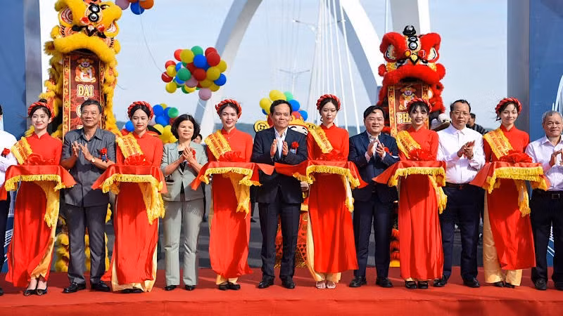 Phó Thủ tướng Chính phủ Trần Lưu Quang và lãnh đạo tỉnh Bắc Ninh cắt băng khánh thành cầu Kinh Dương Vương - dự án giao thông trọng điểm của tỉnh.