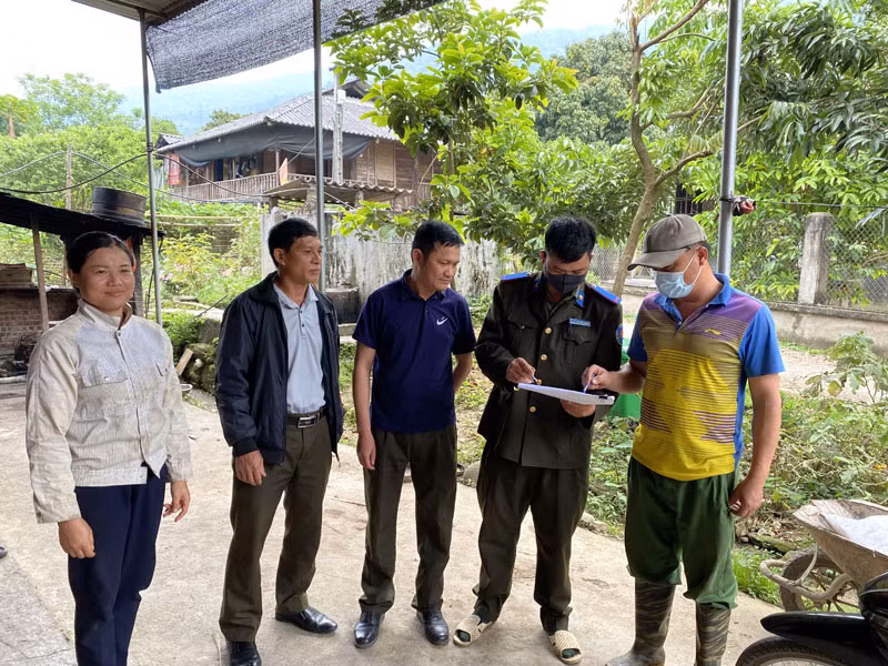 Kiểm lâm địa bàn xã Mường Tùng, huyện Mường Chà tuyên truyền Luật Lâm nghiệp đến nhân dân trên địa bàn.