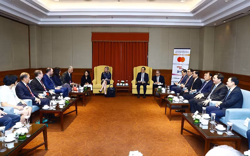 Phó Thủ tướng Trần Lưu Quang tiếp đại diện các doanh nghiệp Hoa Kỳ. Phó Thủ tướng Trần Lưu Quang tiếp đại diện các doanh nghiệp Hoa Kỳ.