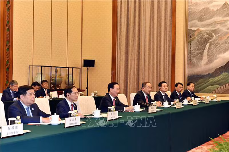Chủ tịch nước Võ Văn Thưởng và Đoàn đại biểu Việt Nam trong cuộc gặp đồng chí Triệu Lạc Tế, Ủy viên trưởng Nhân đại Toàn quốc Trung Quốc tại Bắc Kinh ngày 17/10. (Ảnh: TTXVN) Chủ tịch nước Võ Văn Thưởng và Đoàn đại biểu Việt Nam trong cuộc gặp đồng chí Triệu Lạc Tế, Ủy viên trưởng Nhân đại Toàn quốc Trung Quốc tại Bắc Kinh ngày 17/10. (Ảnh: TTXVN)