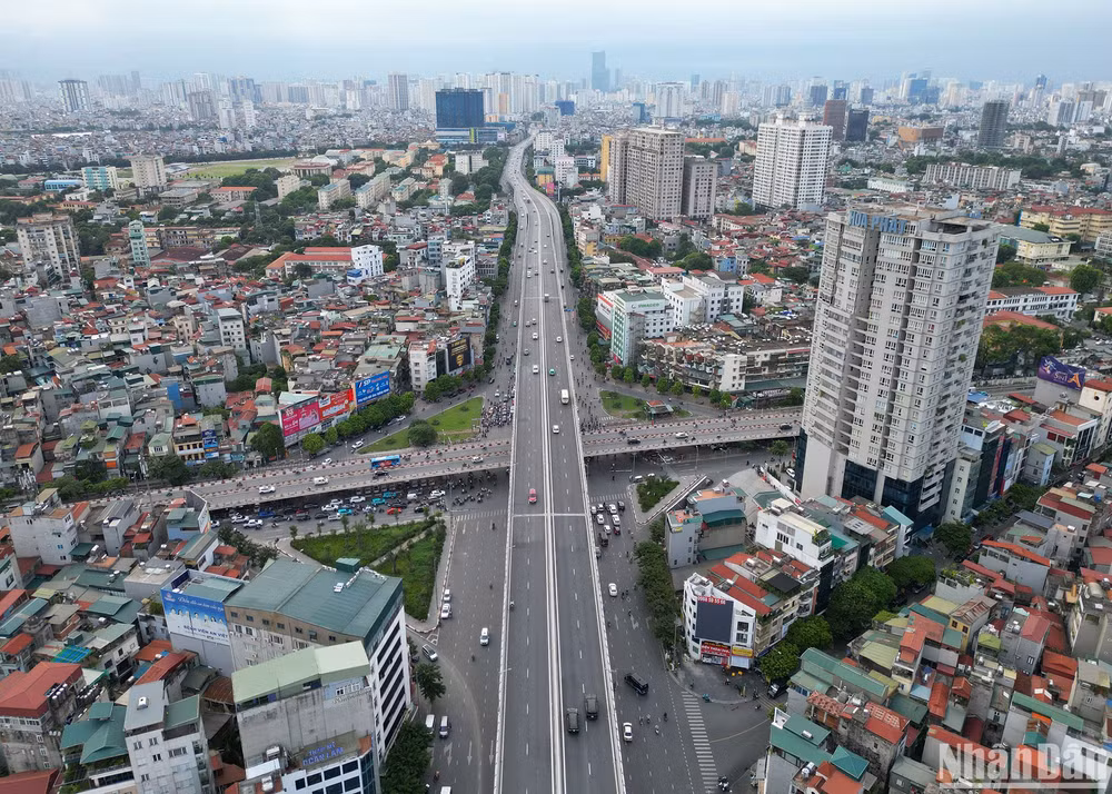 Dự án đường vành đai 2 trên cao, đoạn Vĩnh Tuy - Ngã Tư Sở, bao gồm cả tuyến đường bộ trên cao và phần mở rộng bên dưới, tổng vốn đầu tư gần 9.500 tỷ đồng theo hình thức hợp đồng BT (xây dựng - chuyển giao). Đoạn tuyến vành đai 2 trên cao dài hơn 5km, điểm đầu tiếp giáp phía nam cầu Vĩnh Tuy, điểm cuối tiếp giáp với nút giao Ngã Tư Sở.