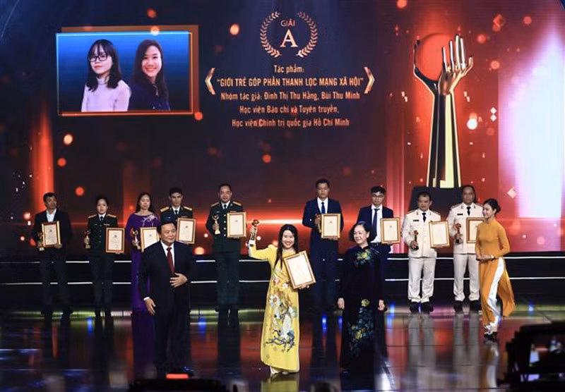 Ủy viên Bộ Chính trị, Thường trực Ban Bí thư, Trưởng Ban Tổ chức Trung ương Trương Thị Mai; Ủy viên Bộ Chính trị, Giám đốc Học viện Chính trị Quốc gia Hồ Chí Minh, Chủ tịch Hội đồng Lý luận Trung ương Nguyễn Xuân Thắng - Phó Trưởng Ban Chỉ đạo 35 Trung ương trao giải A cho nhóm tác giả: Đinh Thị Thu Hằng, Bùi Thu Minh (Học viện Báo chí và Tuyên truyền, Học viện Chính trị Quốc gia Hồ Chí Minh) với tác phẩm “Giới trẻ góp phần thanh lọc mạng xã hội”. (Ảnh: TTXVN) Ủy viên Bộ Chính trị, Thường trực Ban Bí thư, Trưởng Ban Tổ chức Trung ương Trương Thị Mai; Ủy viên Bộ Chính trị, Giám đốc Học viện Chính trị Quốc gia Hồ Chí Minh, Chủ tịch Hội đồng Lý luận Trung ương Nguyễn Xuân Thắng - Phó Trưởng Ban Chỉ đạo 35 Trung ương trao giải A cho nhóm tác giả: Đinh Thị Thu Hằng, Bùi Thu Minh (Học viện Báo chí và Tuyên truyền, Học viện Chính trị Quốc gia Hồ Chí Minh) với tác phẩm “Giới trẻ góp phần thanh lọc mạng xã hội”. (Ảnh: TTXVN)