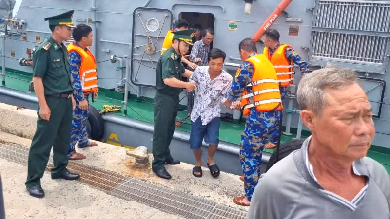 Tàu BP.13.01.01 thuộc BĐBP tỉnh Bà Rịa-Vũng Tàu kịp thời đưa các ngư dân trên tàu cá BV 97879 TS bị nạn trên biển vào bờ an toàn (Ảnh: Bộ đội Biên phòng). Tàu BP.13.01.01 thuộc BĐBP tỉnh Bà Rịa-Vũng Tàu kịp thời đưa các ngư dân trên tàu cá BV 97879 TS bị nạn trên biển vào bờ an toàn (Ảnh: Bộ đội Biên phòng).