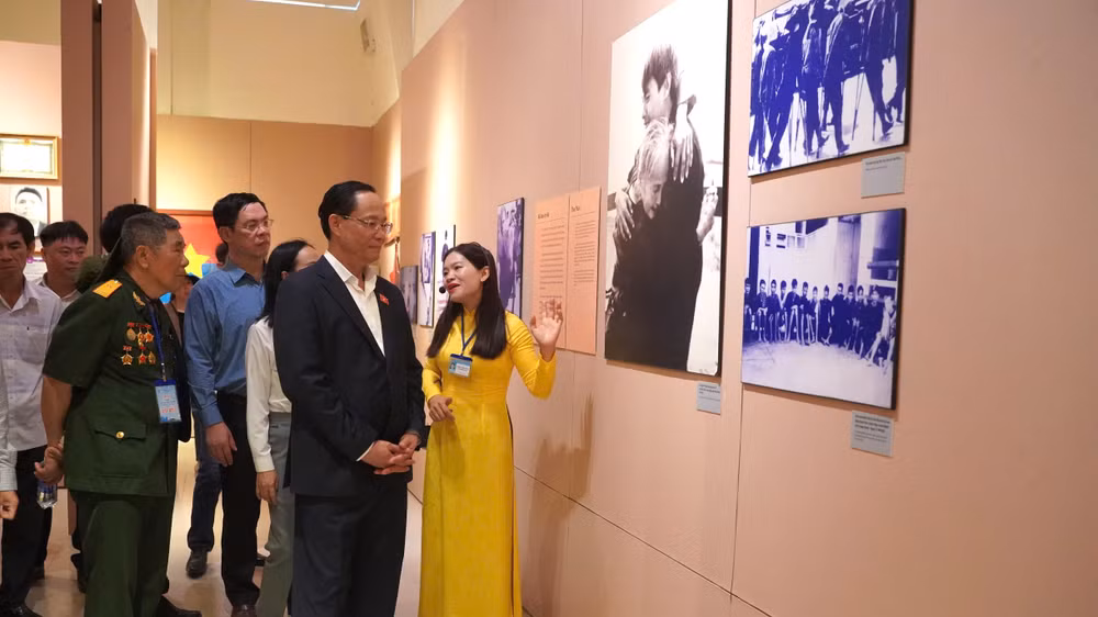 Phó Chủ tịch Quốc hội Trần Quang Phương tới thăm Bảo tàng Côn Đảo. Phó Chủ tịch Quốc hội Trần Quang Phương tới thăm Bảo tàng Côn Đảo.