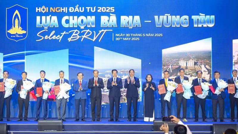 Các doanh nghiệp được trao giấy chứng nhận đầu tư nhân dịp này.