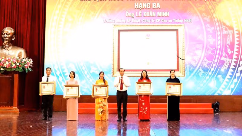 Chủ tịch Ủy ban nhân dân tỉnh trao tặng Huân chương Lao động cho 5 cá nhân có thành tích xuất sắc, tiêu biểu trong phong trào thi đua của tỉnh.