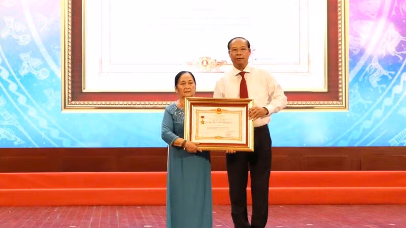 Chủ tịch Ủy ban nhân dân tỉnh Nguyễn Văn Thọ đã trao bằng truy tặng danh hiệu "Mẹ Việt Nam anh hùng" cho Mẹ Võ Thị Thiểu (thành phố Bà Rịa, tỉnh Bà Rịa-Vũng Tàu).