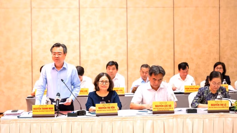 Đồng chí Nguyễn Thanh Nghị, Phó Bí thư Thường trực Thành ủy Thành phố Hồ Chí Minh trình bày báo cáo tinh gọn sau hợp nhất.