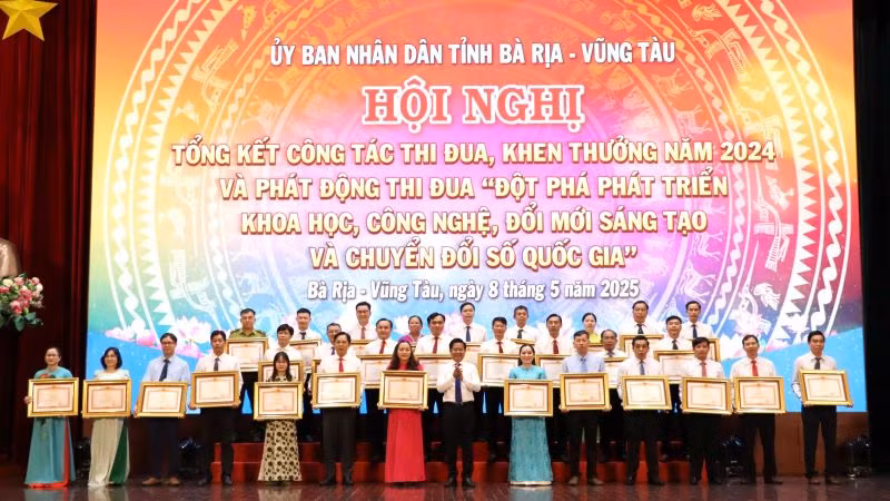Nhiều tập thể, cá nhân được trao tặng bằng khen của Thủ tướng Chính phủ và của Ủy ban nhân dân tỉnh.