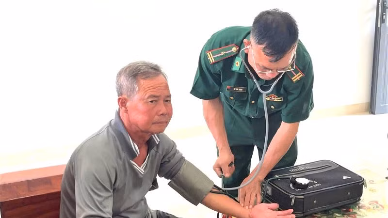 Quân y Đồn Biên phòng Côn Đảo khám, kiểm tra sức khỏe cho các ngư dân bị nạn (ảnh: Bộ đội Biên phòng). Quân y Đồn Biên phòng Côn Đảo khám, kiểm tra sức khỏe cho các ngư dân bị nạn (ảnh: Bộ đội Biên phòng).