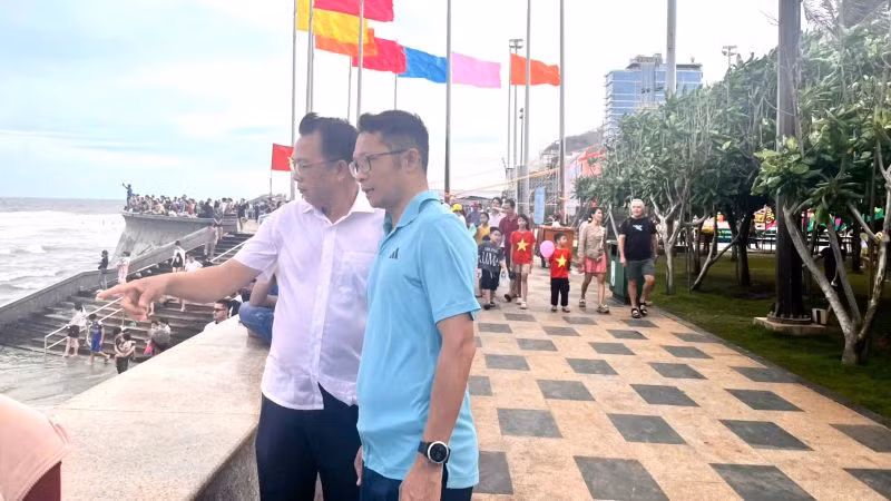 Ông Nguyễn Phúc Hoàng (áo trắng), Chủ tịch Ủy ban nhân dân thành phố Vũng Tàu đi kiểm tra công tác tổ chức và đảm bảo an toàn du lịch tại Bãi Sau. Ông Nguyễn Phúc Hoàng (áo trắng), Chủ tịch Ủy ban nhân dân thành phố Vũng Tàu đi kiểm tra công tác tổ chức và đảm bảo an toàn du lịch tại Bãi Sau.