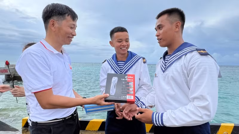 Kỹ sư Trần Vũ Thành tặng quà cho bộ đội ở đảo xa. Kỹ sư Trần Vũ Thành tặng quà cho bộ đội ở đảo xa.