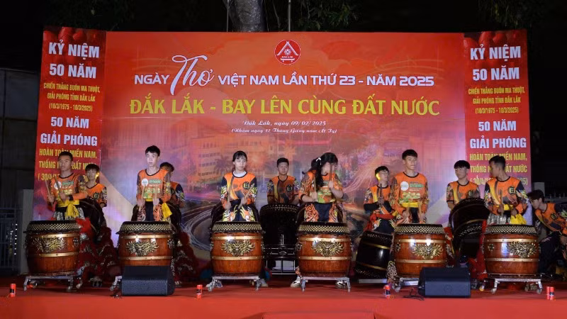 Nhiều hình thức nghệ thuật được kết hợp cùng thơ ca. Nhiều hình thức nghệ thuật được kết hợp cùng thơ ca.