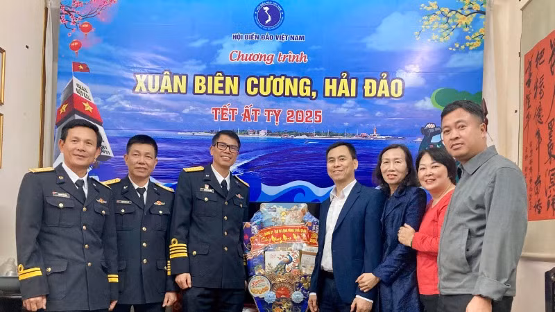 Hội Biển đảo Việt Nam đã trao nhiều món quà ý nghĩa. Hội Biển đảo Việt Nam đã trao nhiều món quà ý nghĩa.