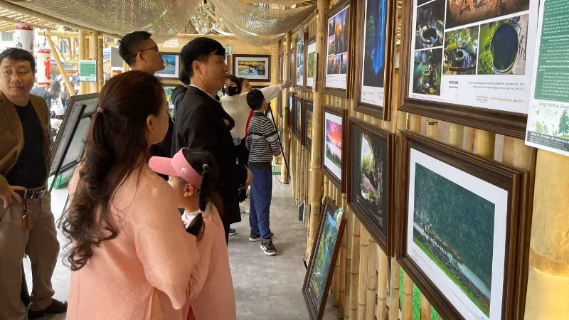 Vẻ đẹp đất nước, con người Việt Nam qua triển lãm ảnh. Vẻ đẹp đất nước, con người Việt Nam qua triển lãm ảnh.