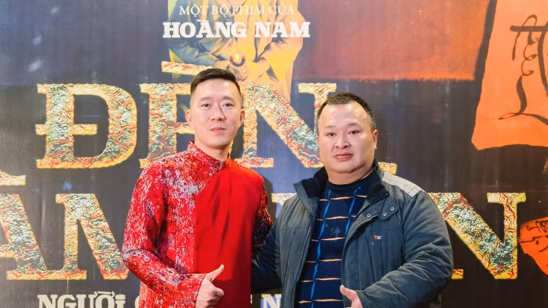 Đạo diễn Hoàng Nam (trái) tại buổi ra mắt phim.
