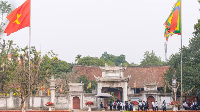 Học sinh tham quan di tích lịch sử Thành Cổ Loa.