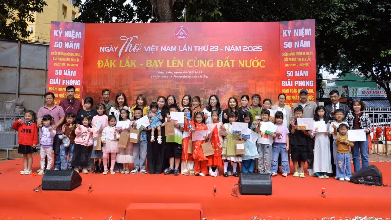 Đắk Lắk là một trong những địa phương tiêu biểu về phát hiện, bồi dưỡng tài năng văn chương của cả nước. Đắk Lắk là một trong những địa phương tiêu biểu về phát hiện, bồi dưỡng tài năng văn chương của cả nước.