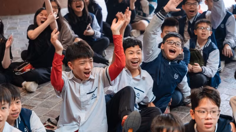 Học sinh tương tác đầy hào hứng.