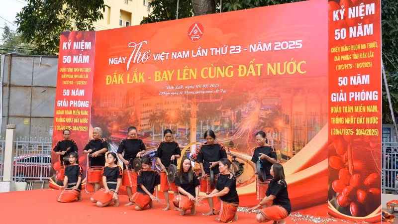Bản sắc văn hóa Tây Nguyên được trình diễn sôi động. Bản sắc văn hóa Tây Nguyên được trình diễn sôi động.
