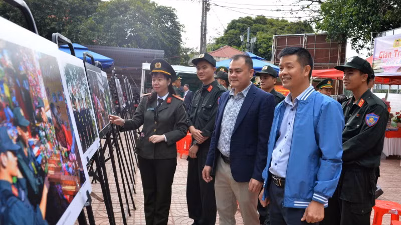 Ngày thơ trở thành ngày hội chung của nhân dân và các lực lượng. Ngày thơ trở thành ngày hội chung của nhân dân và các lực lượng.