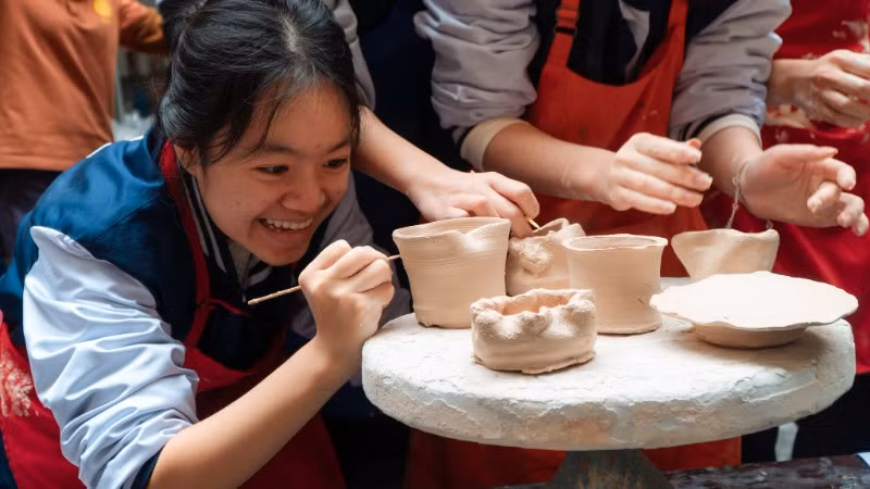 Học sinh học cách làm gốm và mang về những sản phẩm dấu ấn cá nhân.