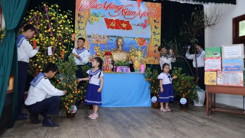 Niềm vui ở đảo xa mang dấu ấn tình cảm của đất liền. Niềm vui ở đảo xa mang dấu ấn tình cảm của đất liền.