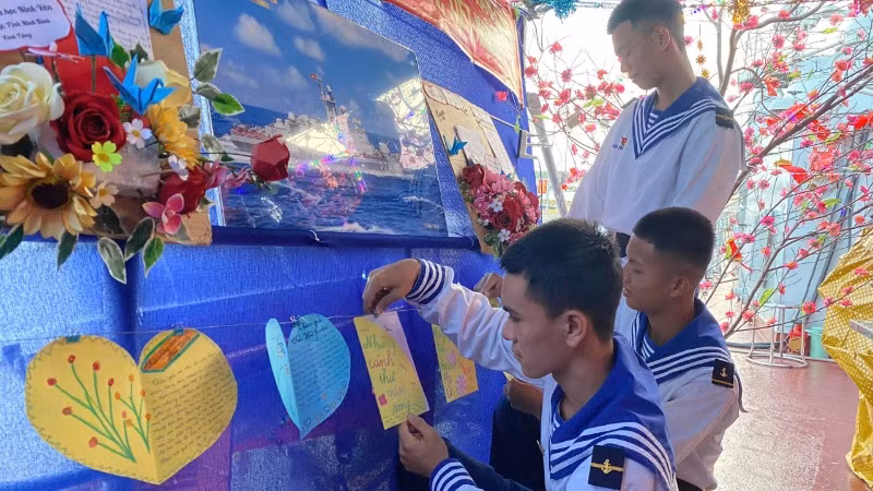 Những món quà từ đất liền luôn được nâng niu, trân trọng. Những món quà từ đất liền luôn được nâng niu, trân trọng.