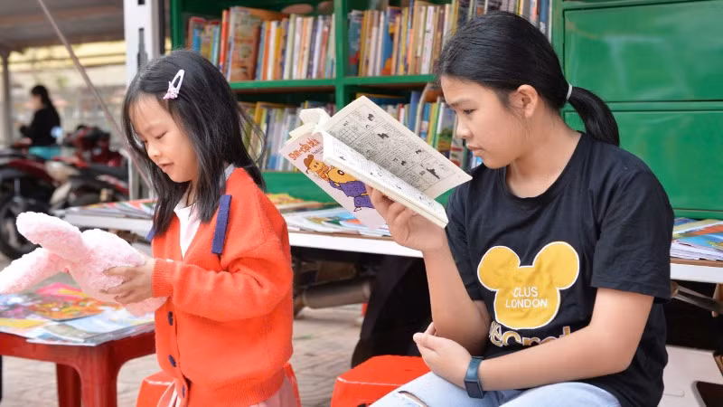 Các em thiếu nhi nhận được sự quan tâm, chia sẻ lớn tại Ngày thơ. Các em thiếu nhi nhận được sự quan tâm, chia sẻ lớn tại Ngày thơ.