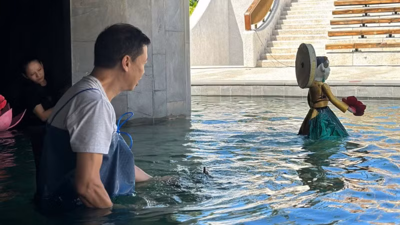 Điều khiển con rối là cả một nghệ thuật. Điều khiển con rối là cả một nghệ thuật.