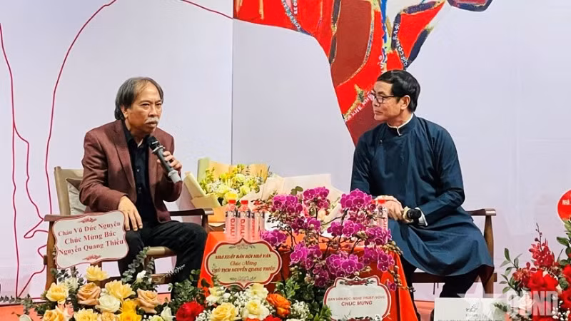 Đây là tác phẩm nhà thơ dành nhiều thời gian ấp ủ, chiêm nghiệm. Đây là tác phẩm nhà thơ dành nhiều thời gian ấp ủ, chiêm nghiệm.