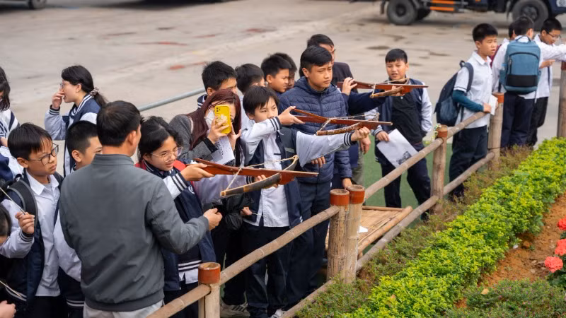 Các em được tham gia nhiều trò chơi dân gian.
