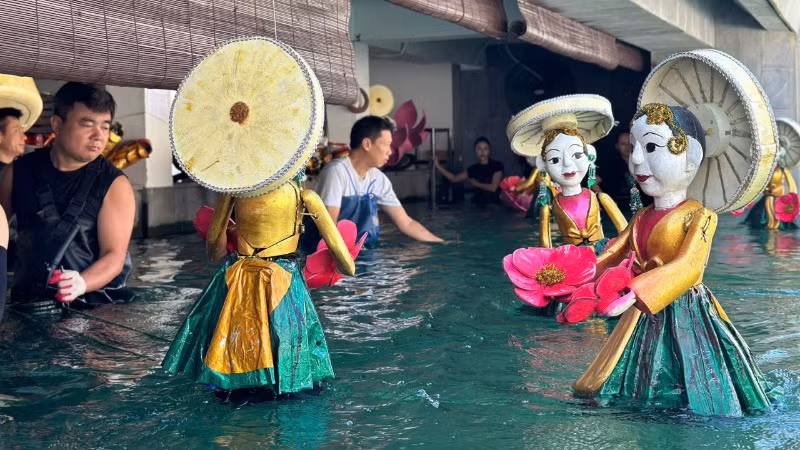 Tạo hình nhân vật đậm chất dân gian. Tạo hình nhân vật đậm chất dân gian.