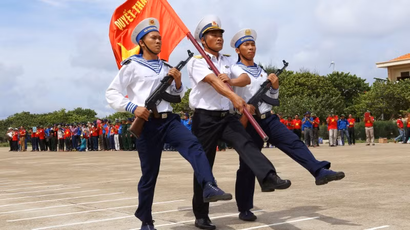 Diễu duyệt đội ngũ ở quần đảo Trường Sa.